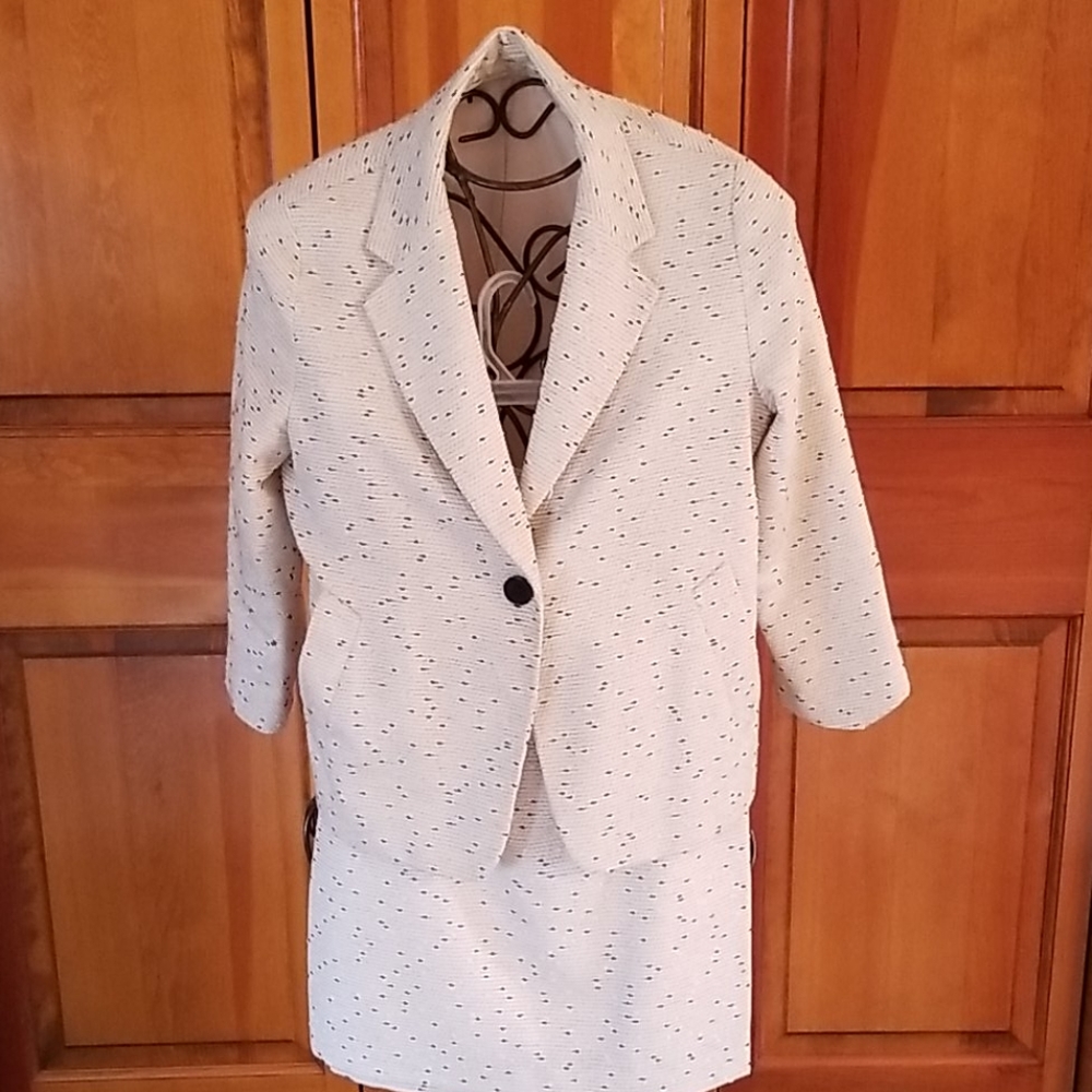 Skirt suit